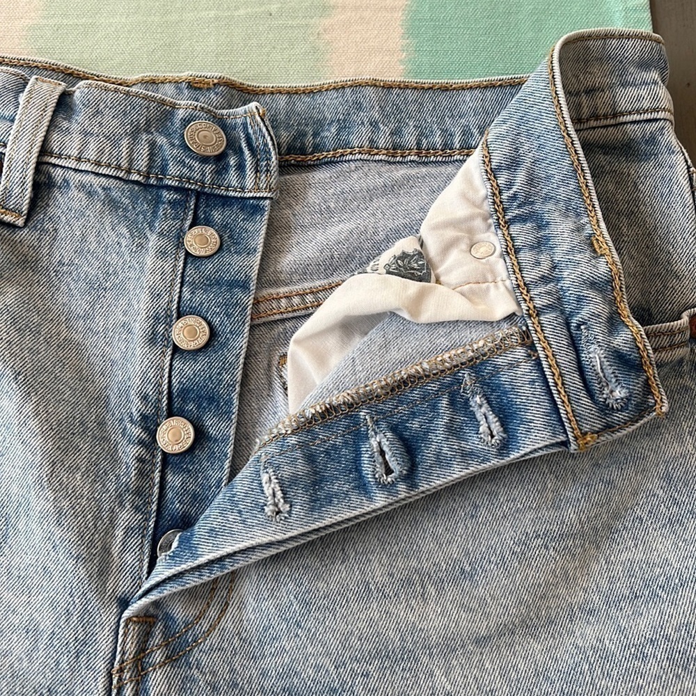 Levi’s 501 High Rise Cut Off Denim Shorts Light Wash Size 30 - Picture 3 of 14